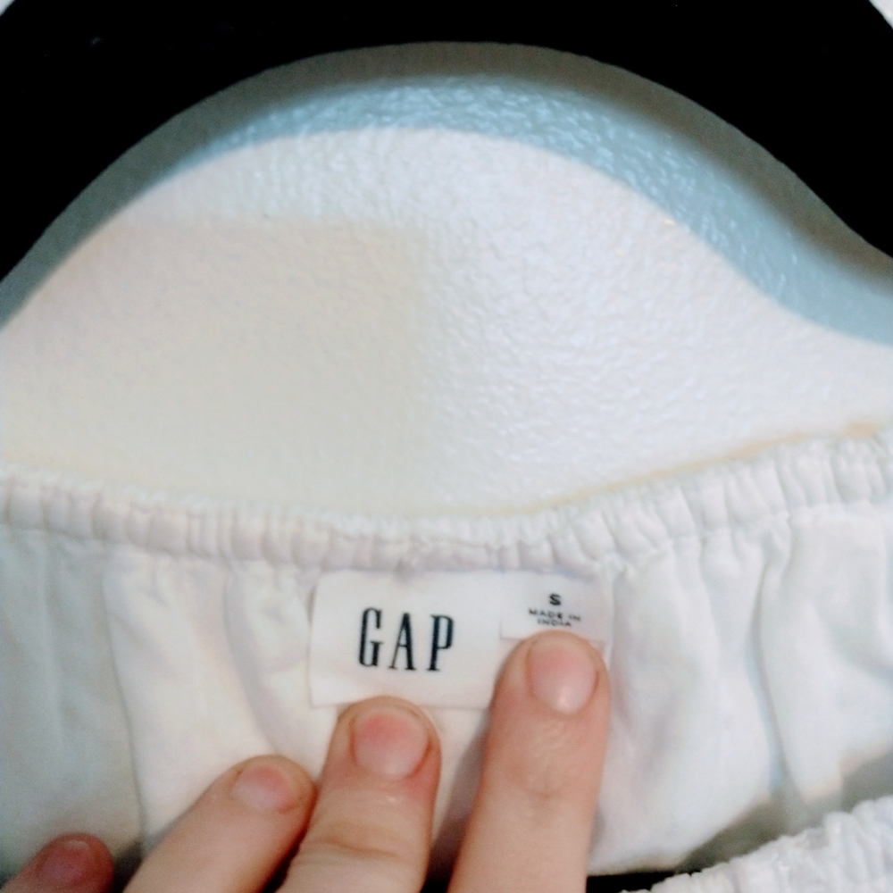 Gap eyelet white dress with elastic neckline.  Lined with short sleeves, size sm - Picture 5 of 5